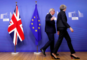 En la imagen, la primera ministra británica, Theresa May, y el presidente de la Comisión Europea, Jean-Claude Juncker, abandonan una sala tras hablar sobre el Brexit, en la sede de la Comisión en Bruselas, el 21 de noviembre de 2018.  REUTERS/Yves Herman